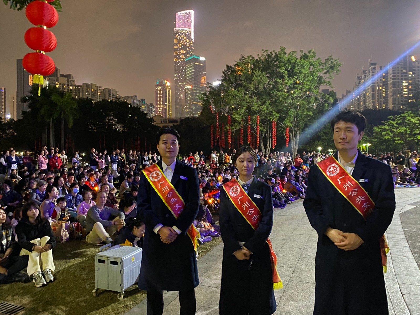 图2：利来老牌国际官网公园服务团队在“利来老牌国际官网之夜”活动现场提供服务.jpg